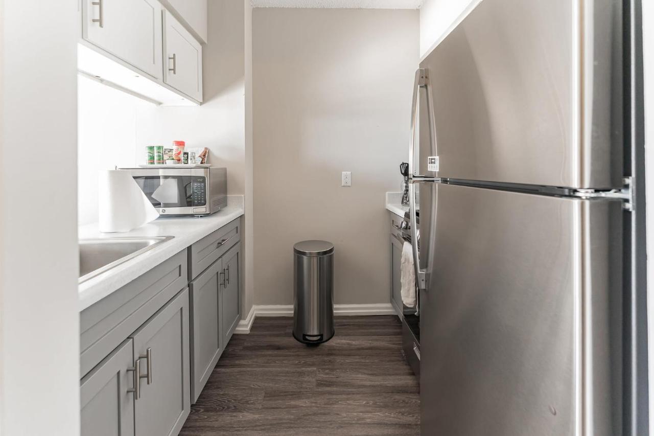 Bargain Downtown W Amenities Apartment