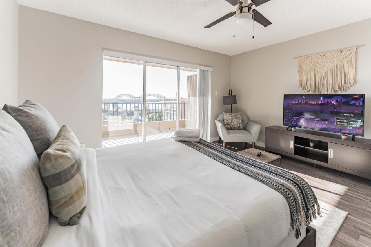 Bargain Downtown W Amenities Apartment *