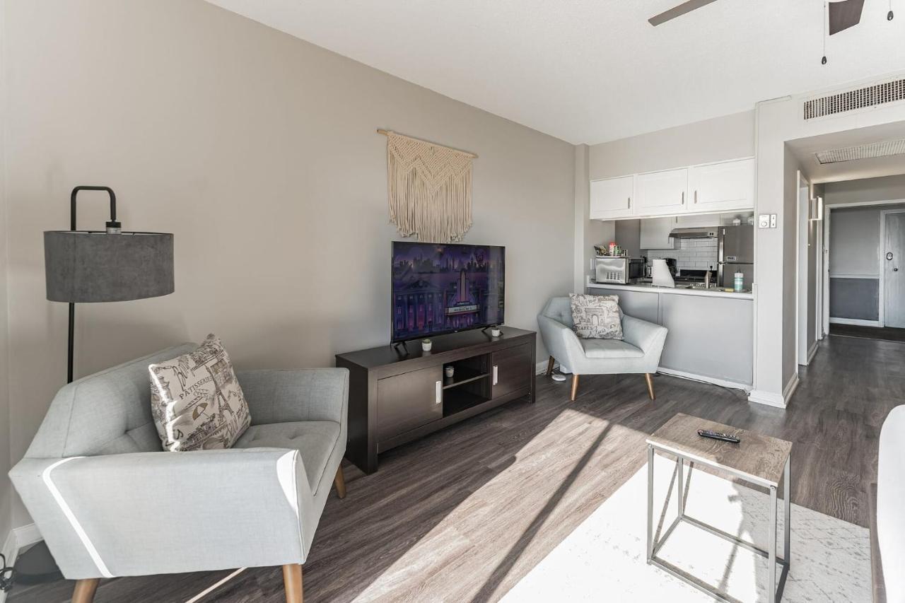 Bargain Downtown W Amenities Apartment *